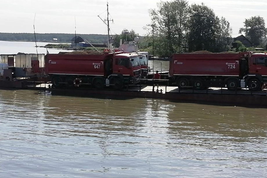 На паромной переправе на Обском море столкнулись две баржи.