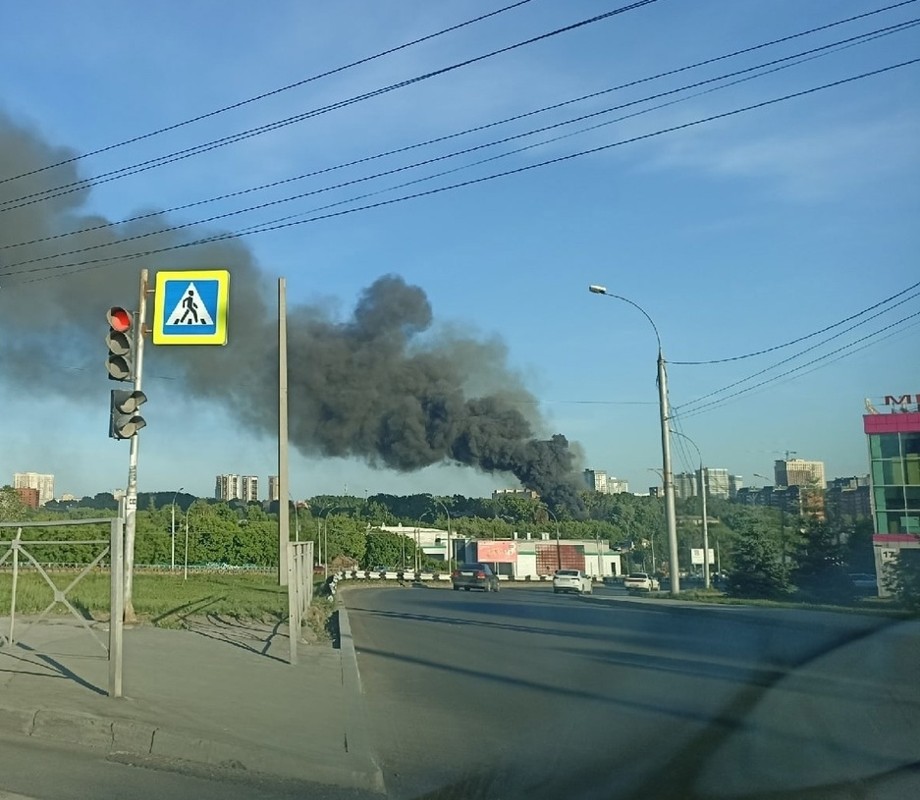 Площадь пожара составила 800 квадратных метров.