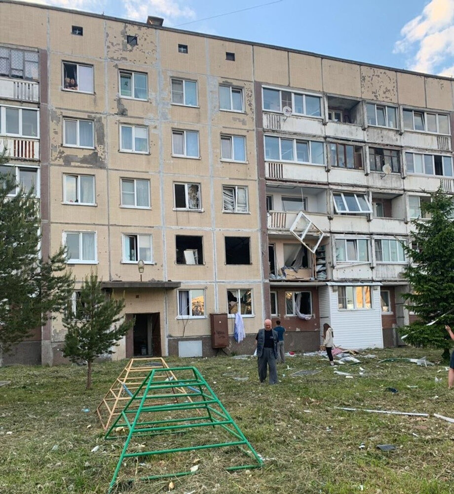 Взрыв обрушил перекрытия трёх этажей.