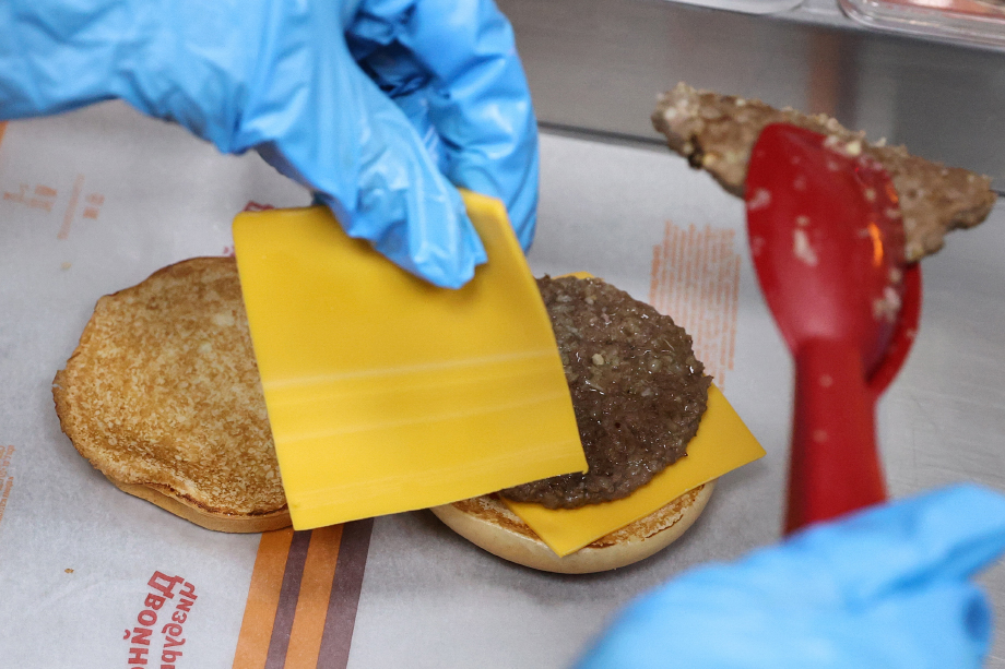 Приготовление чизбургера в ресторане быстрого питания «Вкусно – и точка».