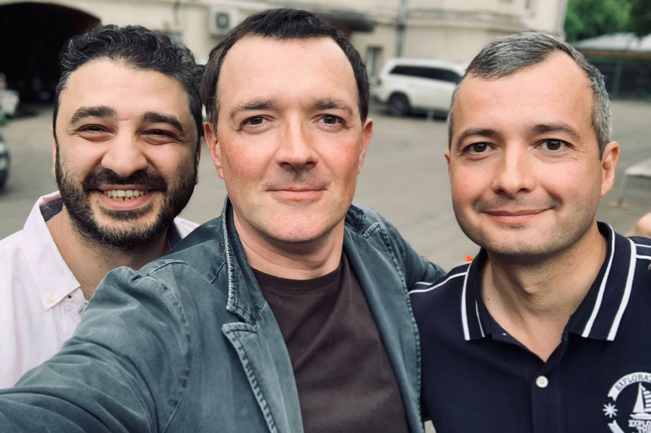 Режиссёр Сарик Андреасян (слева), актёр Егор Бероев (по центру) и пилот Дамир Юсупов.