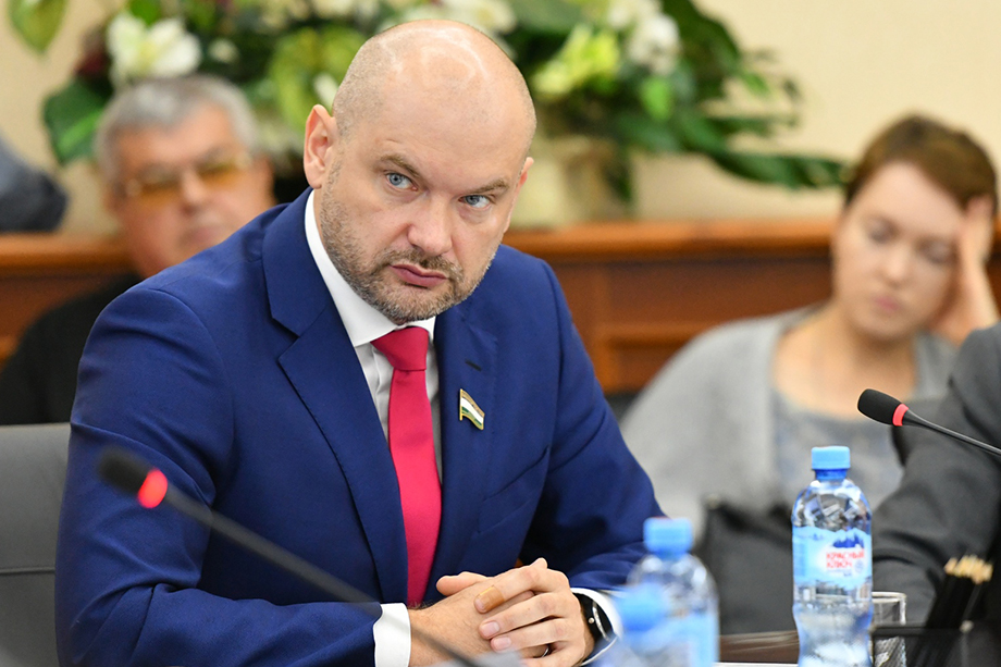 Совместный с супругой доход Александра Дёгтева за год превысил больше 90 млн рублей.