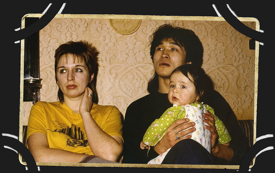 Джоанна Стингрей: «Марианна, Виктор и Саша Цой. Это было снято в их квартире в Ленинграде. 1986 год».