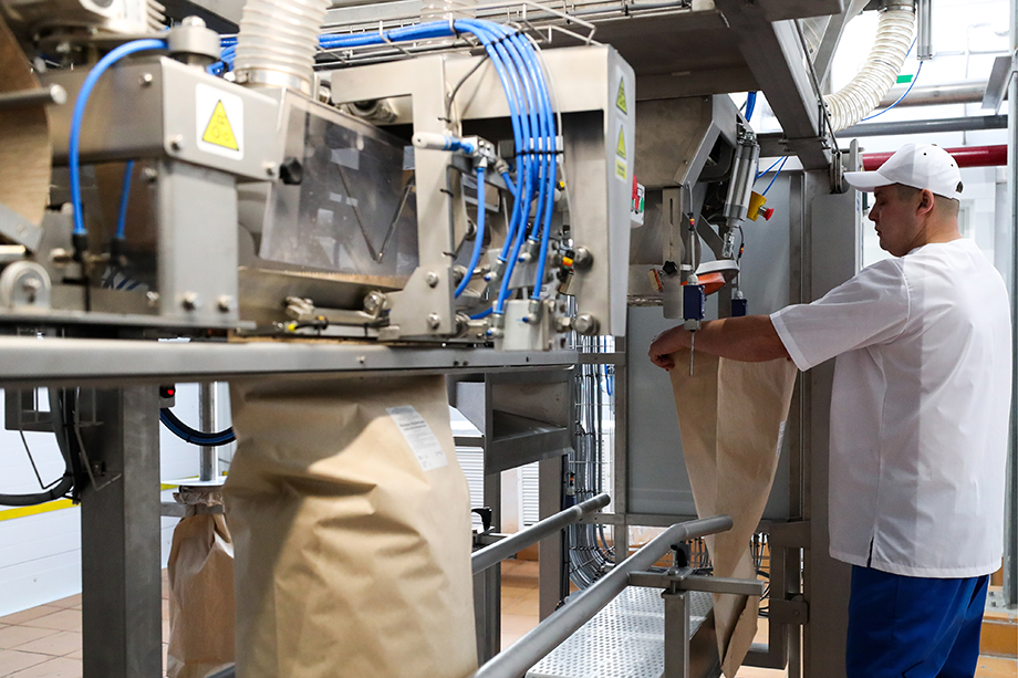 Фасовка готовой продукции в новом цехе по производству сухого молока в Байкаловском филиале «Ирбитского молочного завода».
