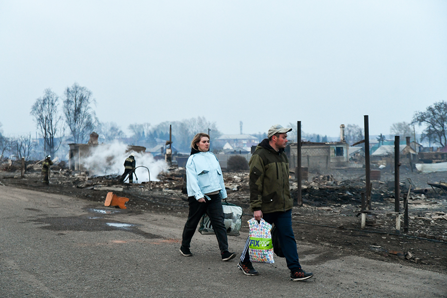 Последствия пожара в городе Уяре Красноярского края.