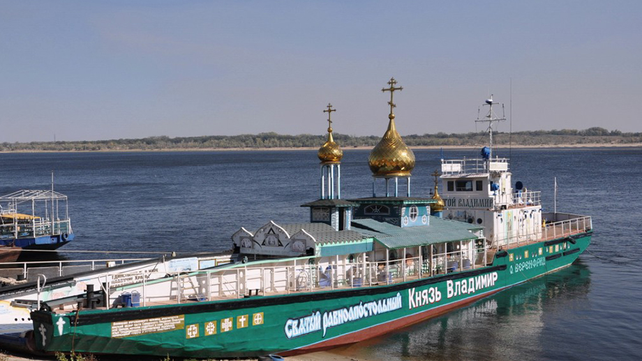 Корабль-храм «Святой Владимир» был освящён 31 октября 2004 года на центральной набережной Волгограда.