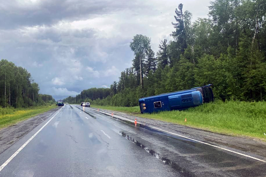 Водитель автобуса не справился с управлением.