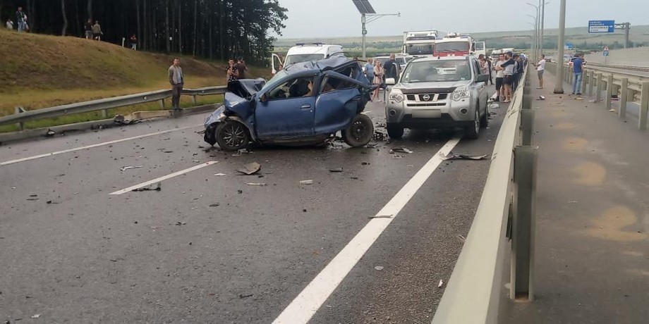 Водитель Renault Sandero и два его пассажира погибли на месте.