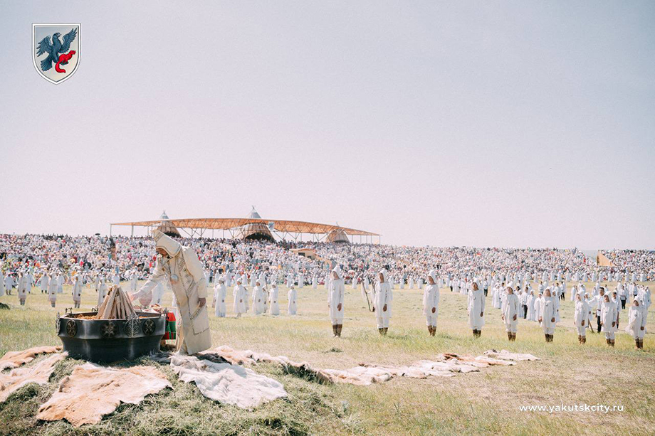 Ысыах считается главным праздником в Якутии и сопровождается обрядом молений, танцами, народными играми, конными скачками, мужскими соревнованиями в силе и ловкости.