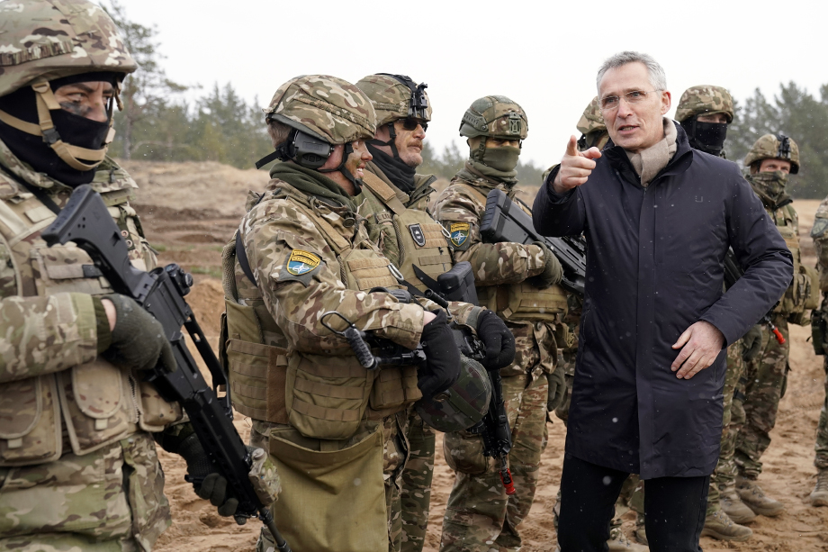 Генсек НАТО Йенс Столтенберг (на фото справа) планирует увеличить военный контингент в Латвии, Литве и Эстонии.