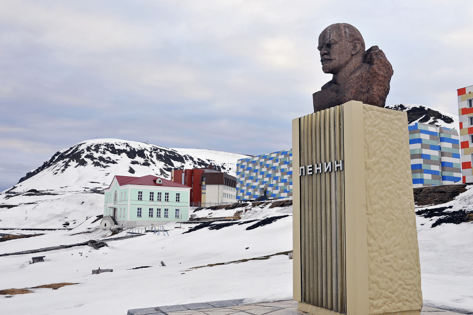Памятник Ленину в российском посёлке Баренцбург.