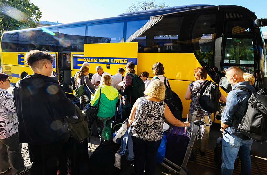 Пассажиры во время посадки в автобус на автовокзале на набережной Обводного канала.