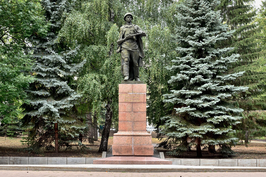 Памятник Герою Советского Союза Александру Матросову в Уфе.