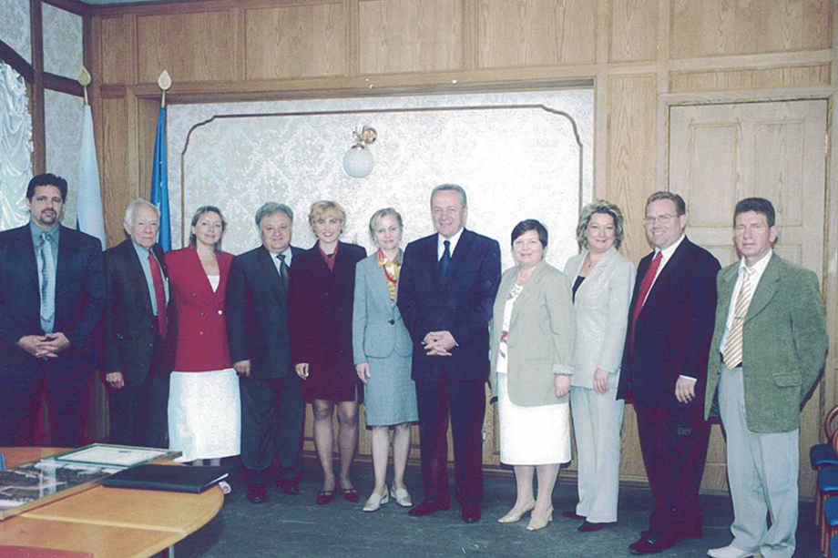 В центре – Игорь Фархутдинов, управлявший регионом c 1995 по 2003 год, Макдональд – крайний слева.