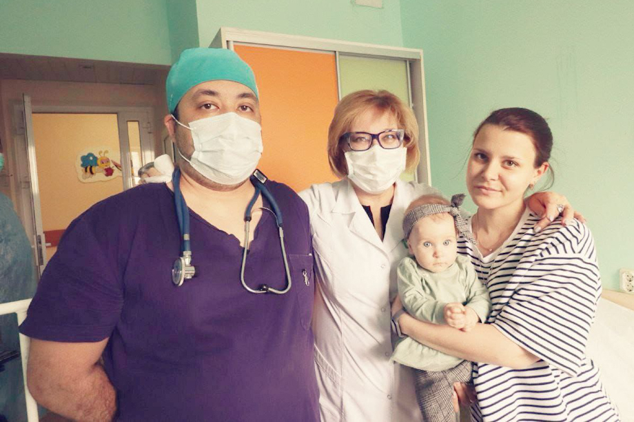Семимесячная Арина с мамой Юлей и врачами кардиоцентра Башкирии.