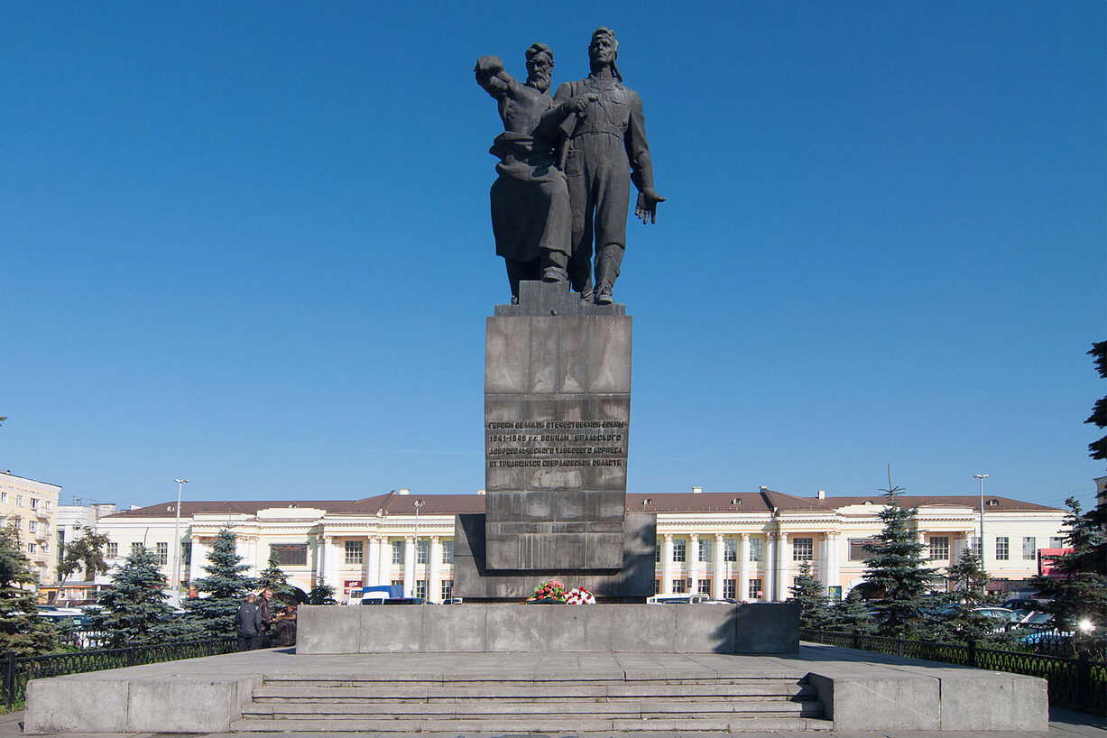 Памятник Уральскому добровольческому танковому корпусу находится на Привокзальной площади.