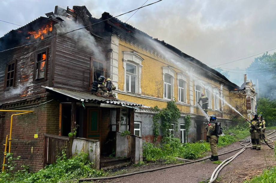 На усадьбе Шамовых в Уфе сгорела крыша.
