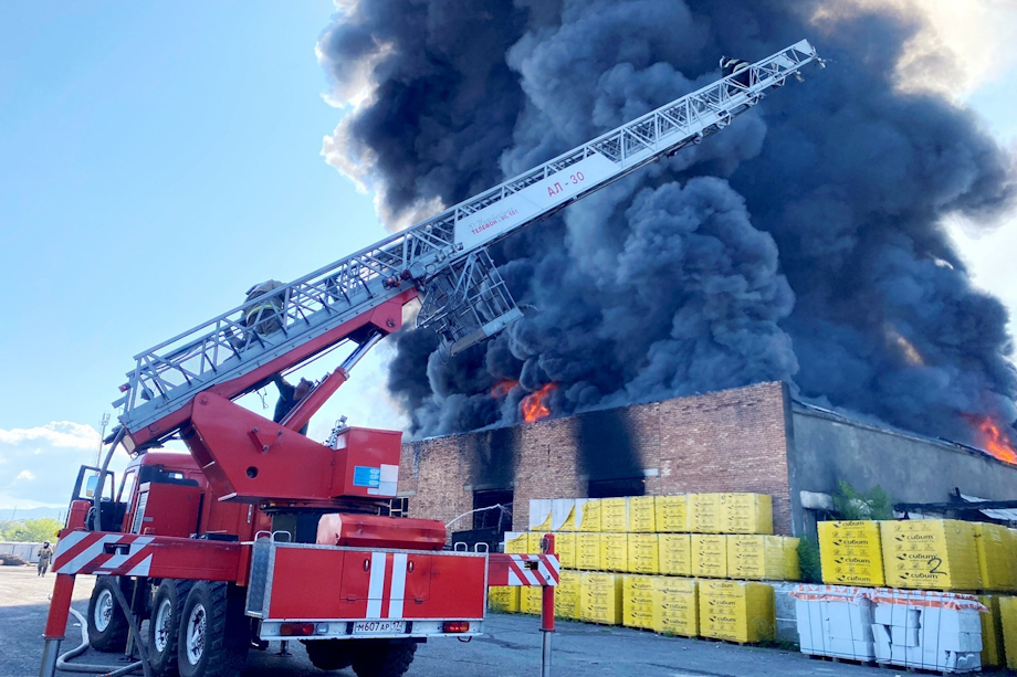 В Кызыле тушат большой пожар в складских помещениях в районе Правый берег.