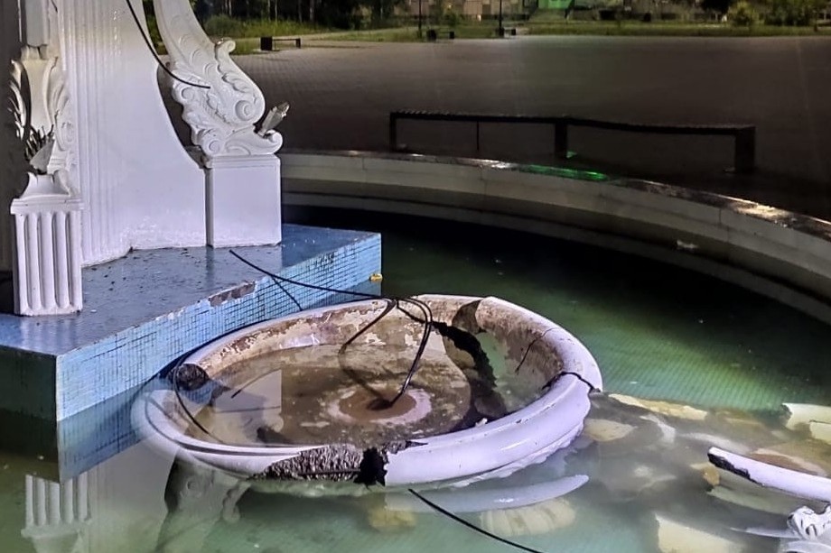 Власти города пообещали восстановить фонтан.