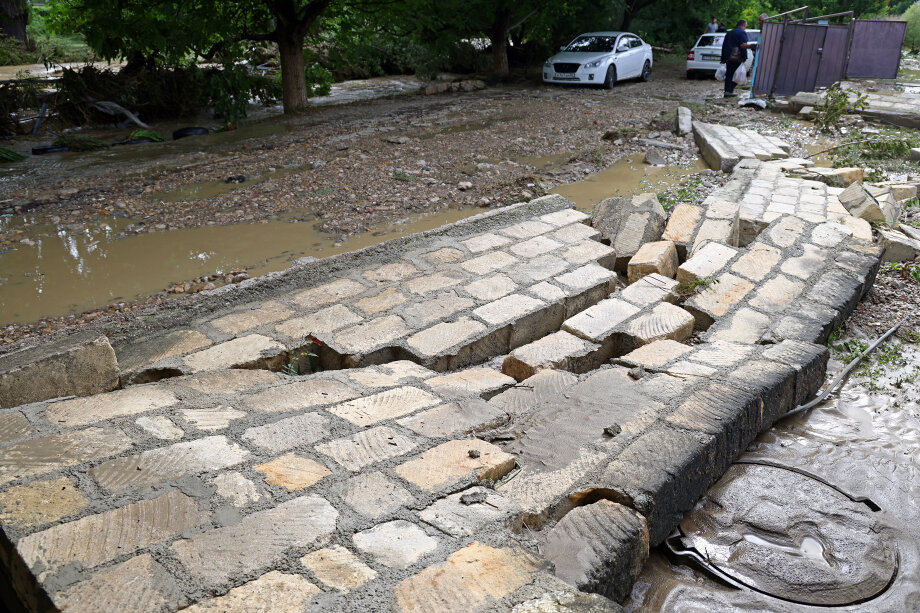 В Крыму приступили к ремонту дорог после потопа.