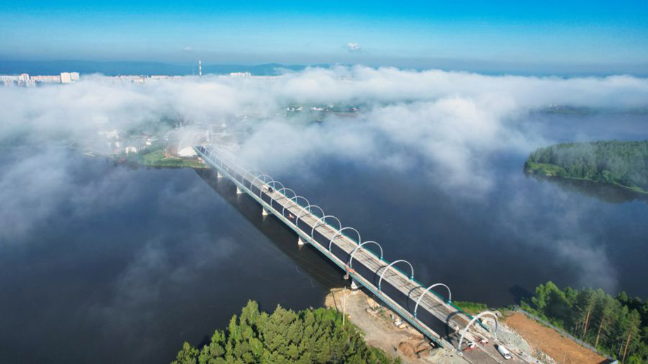 Протяжённость самого моста составляет 434 метра, его ширина – 24,8 метра.