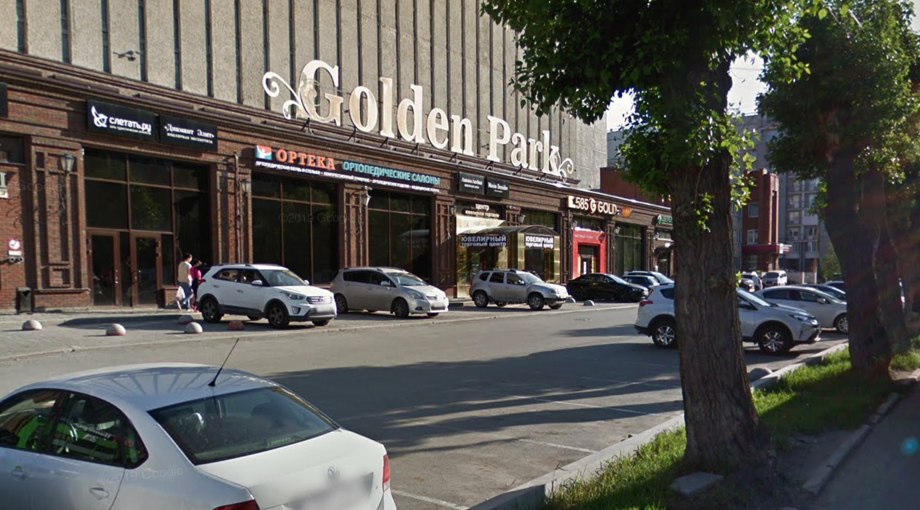 Golden Park был построен в 2013 году. В центре работают 99 магазинов со 180 сотрудниками.