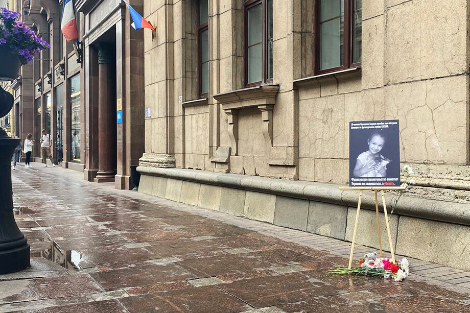 На Невском проспекте появился мемориал памяти Вероники Бадиной.