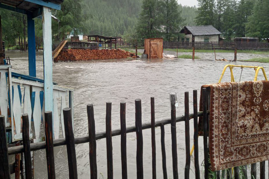 За последние сутки в результате обильных осадков на территории Кобяйского района Якутии резко повысился уровень воды.