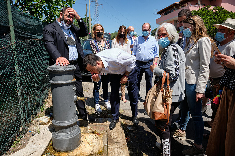 Во многих городах Италии наблюдается нехватка питьевой воды.