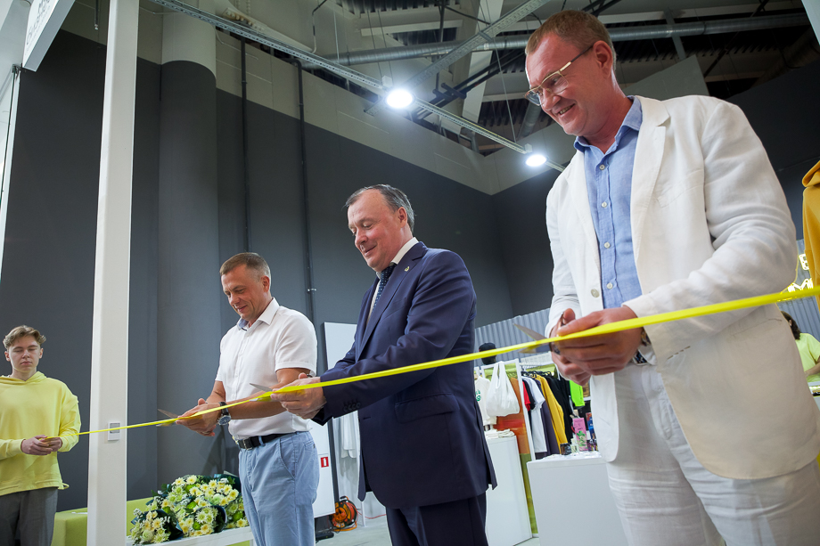 Глава города Алексей Орлов открыл площадку для начинающих производителей.