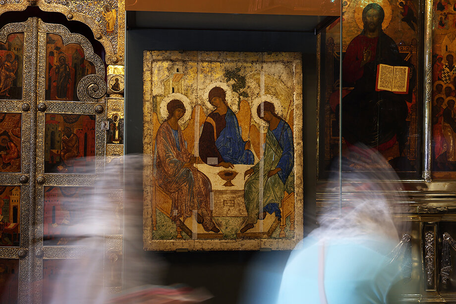 После пожара сохранились иконы. Троица Рублева в Третьяковской галерее. Троица Рублева икона. Икона Троица Андрея Рублева.