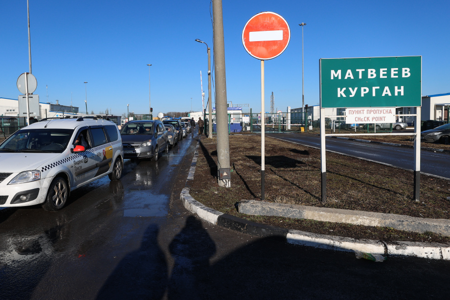 С противоположной стороны пропускного пункта скапливались желающие выехать из ДНР.