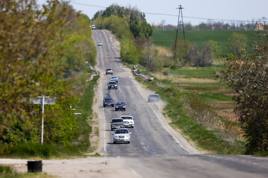 Некоторые участки дороги до Донецка были с ровным асфальтом и качественным ремонтом.