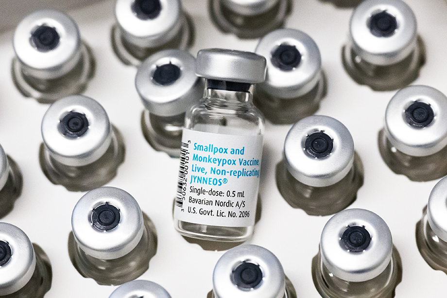 С момента первого случая заражения оспой обезьян в Соединённых Штатах Америки, согласно данным министерства здравоохранения и социальных служб США, в стране было распространено почти 200 тыс. доз вакцины Jynneos.