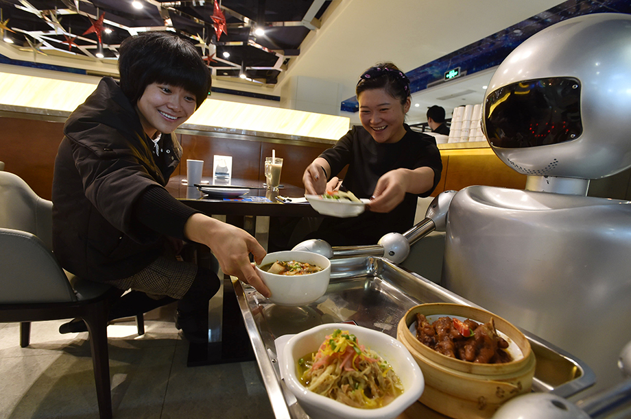 Робот-официант подаёт блюда в ресторане в Хэфэе, административном центре восточнокитайской провинции Аньхой.