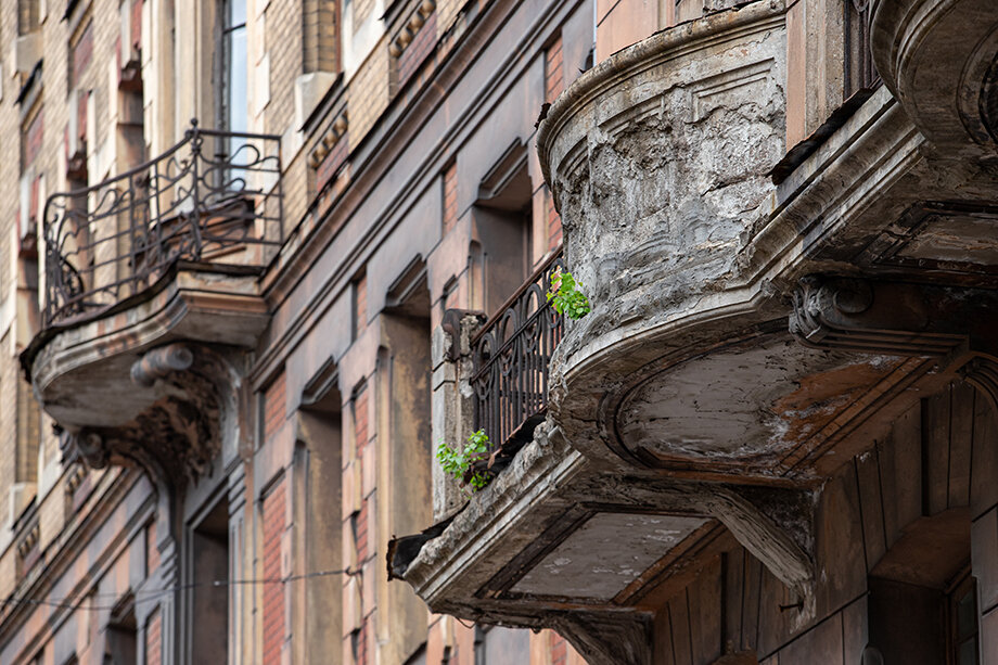 Каждая УК должна обследовать фасад дома и балконы два раза в год – осенью и весной.