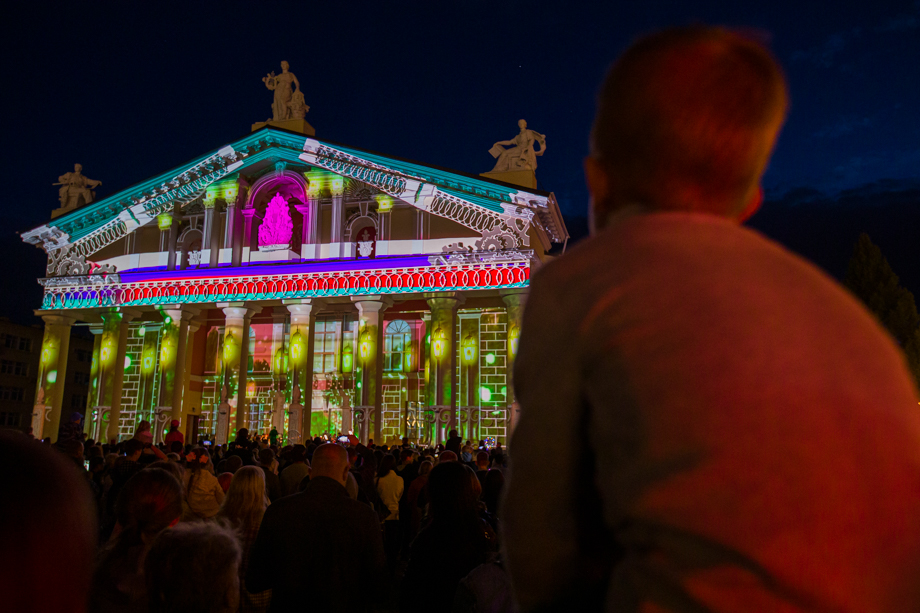 На Театральной площади прошло мэппинг-шоу в формате 3D с участием симфонического оркестра «Демидов-камерата».