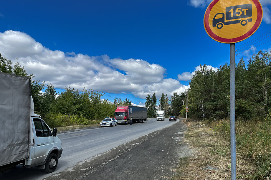 Представители пострадавших компаний сообщили, что знак, запрещающий проезд по мосту, который соединяет промзону и Сибирский тракт, был установлен 16 августа.
