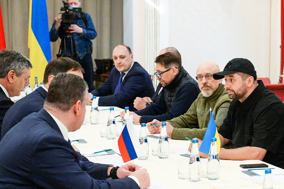 Финансовый аналитик Денис Киреев (пятый справа), участвовавший 28 сентября в первом раунде российско-украинских переговоров в Гомельской области, был застрелен сотрудниками СБУ, которые собирались задержать его по подозрению в госизмене.