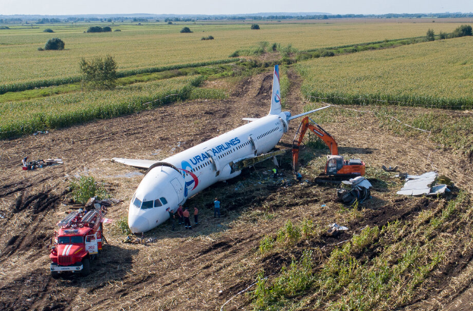 Самолёт авиакомпании «Уральские авиалинии» совершил аварийную посадку на кукурузном поле в районе аэропорта Жуковский после отказа обоих двигателей.