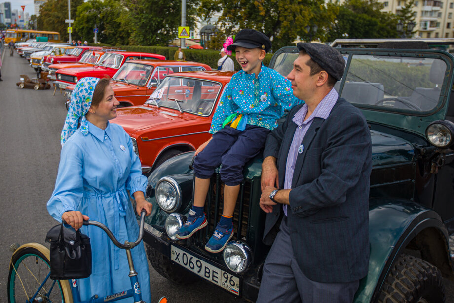 На проспекте Ленина в праздничный день прошла выставка ретроавтомобилей.