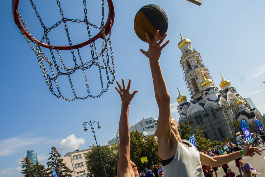 Накал борьбы на соревнованиях по уличному баскетболу в праздник ничем не отличался от обычных спортивных состязаний.