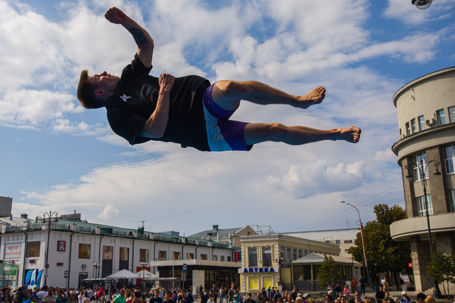 У станции метро «Площадь 1905 года» в Екатеринбурге прошёл чемпионат по фрирану (паркуру) и трикингу.