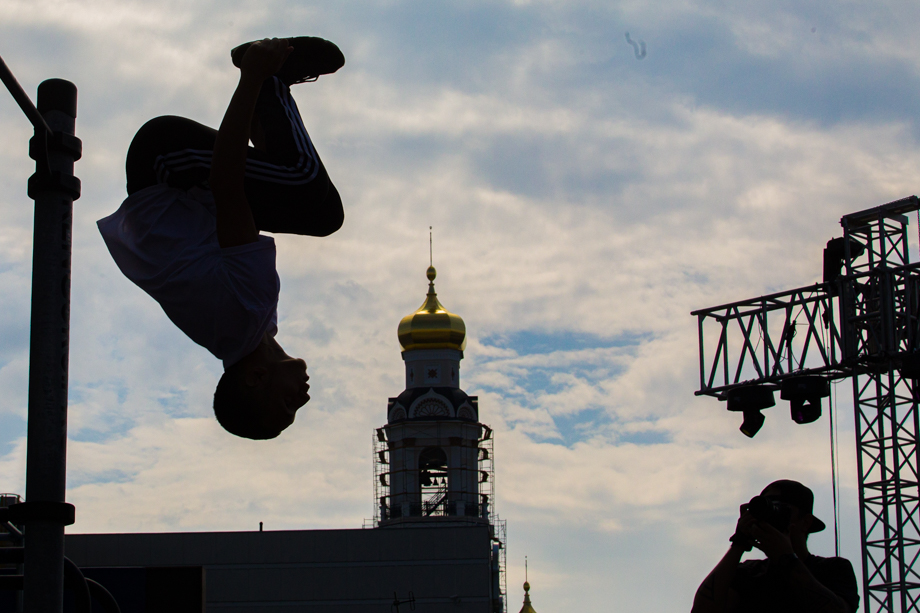 Спортсмены выступали на уникальной для России паркур-трассе высотой 5 метров.