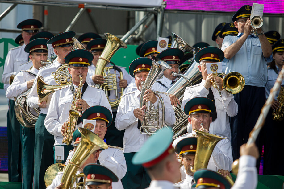 На Октябрьской площади жителей и гостей города радовал музыкой Фестиваль духовых оркестров.