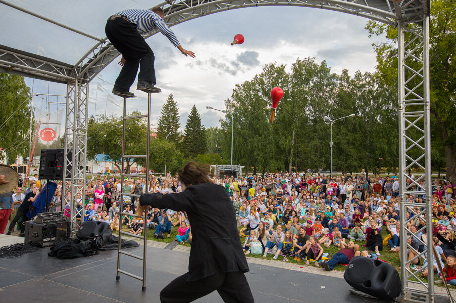 Парк Маяковского стал площадкой театрального фестиваля «Лица улиц». Московский театр клоунады «Микос» показал постановку «Авиаторы» с цирковыми трюками.
