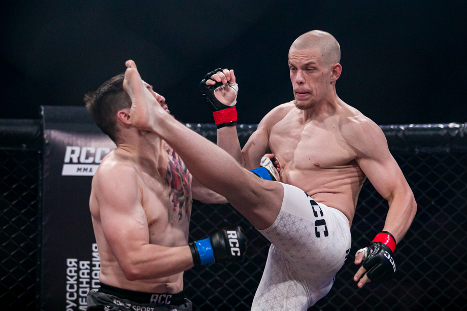 Александр Васильев начал с точного попадания ударом ногой и уверенно победил Артура Свиридова.