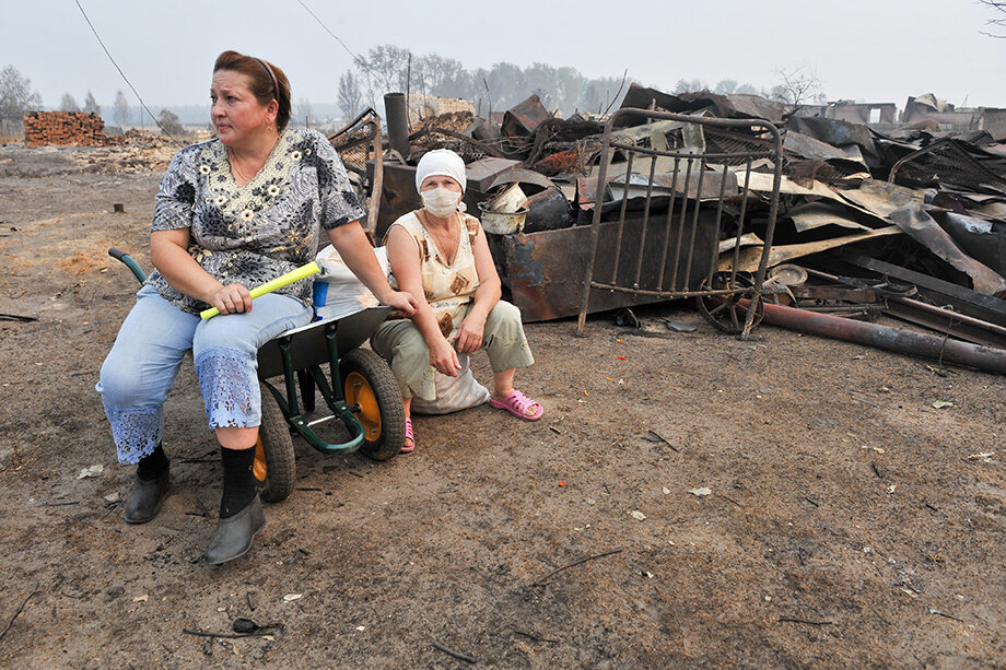8 августа 2010 года. Местные жители в одном из сёл, сгоревшем в результате природных пожаров. Летом 2010 года аномальная жара и отсутствие осадков вызвали сильнейшие лесные и торфяные пожары в 20 регионах России.