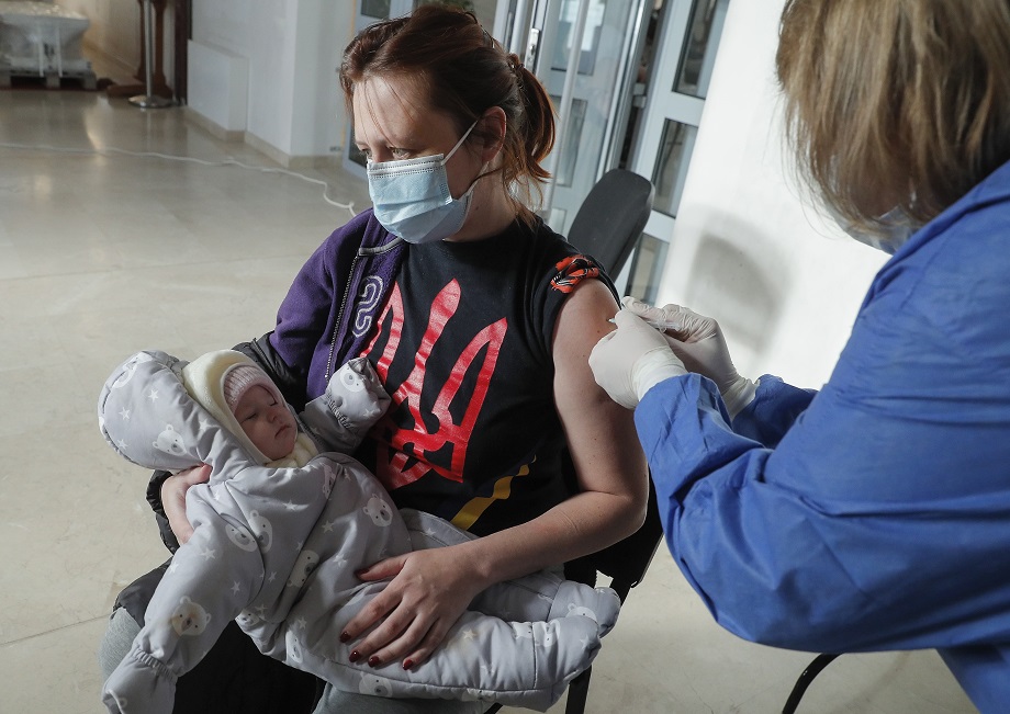 Во время разгара пандемии коронавируса Украина предпочла закупать индийскую реплику AstraZeneca Covishield через Crown Agents (Великобритания). В результате вакцинации скончались несколько человек.
