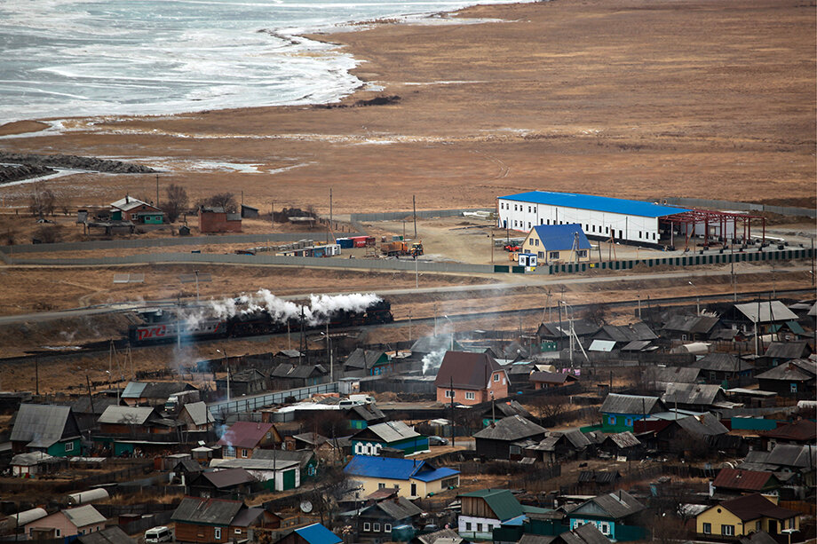 Вид на место строительства завода по розливу байкальской воды (на дальнем плане) в посёлке Култук.